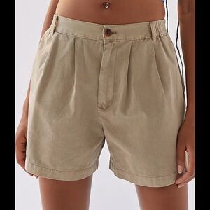BDG Urban Outfitters Chino Pleated Shorts Size Medium in Beige High Rise NWT